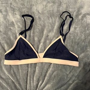 Lululemon bikini top fits a 0/2/4